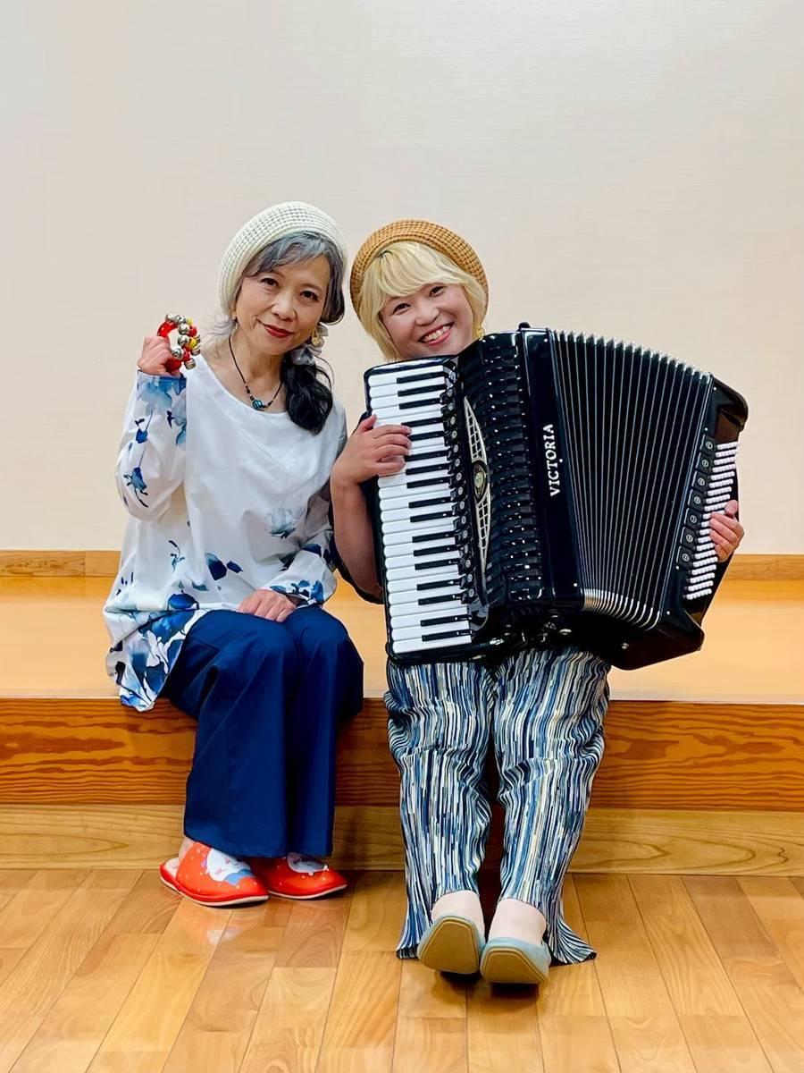 声楽家の奥貫亜矢子さんの歌声に合わせ、シンセサイザー奏者の須山陽子さんがアコーディオンで伴奏を担当
