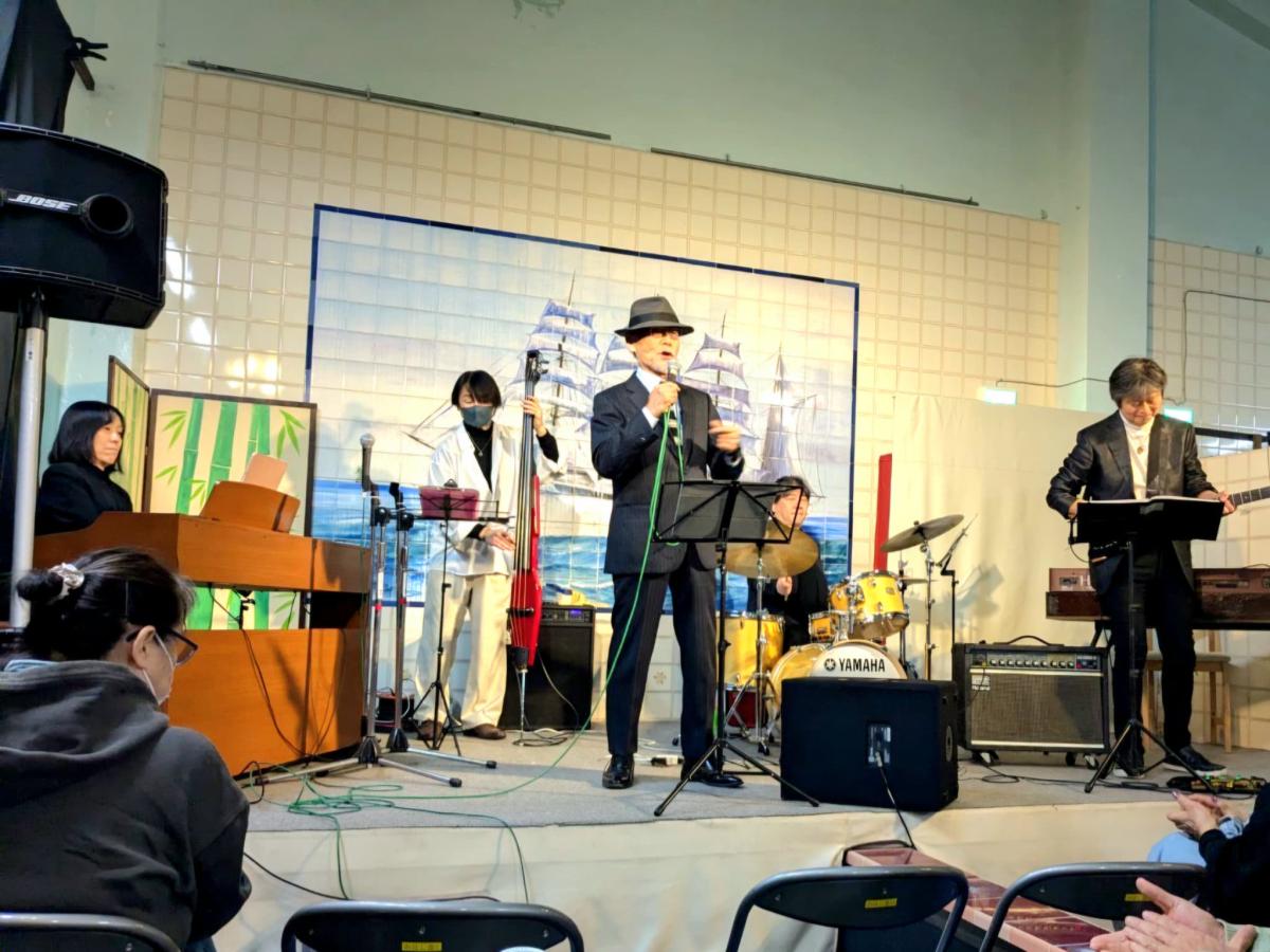 過去開催の様子　みはし湯ホールで歌うボーカルの高村久男さん（中央）