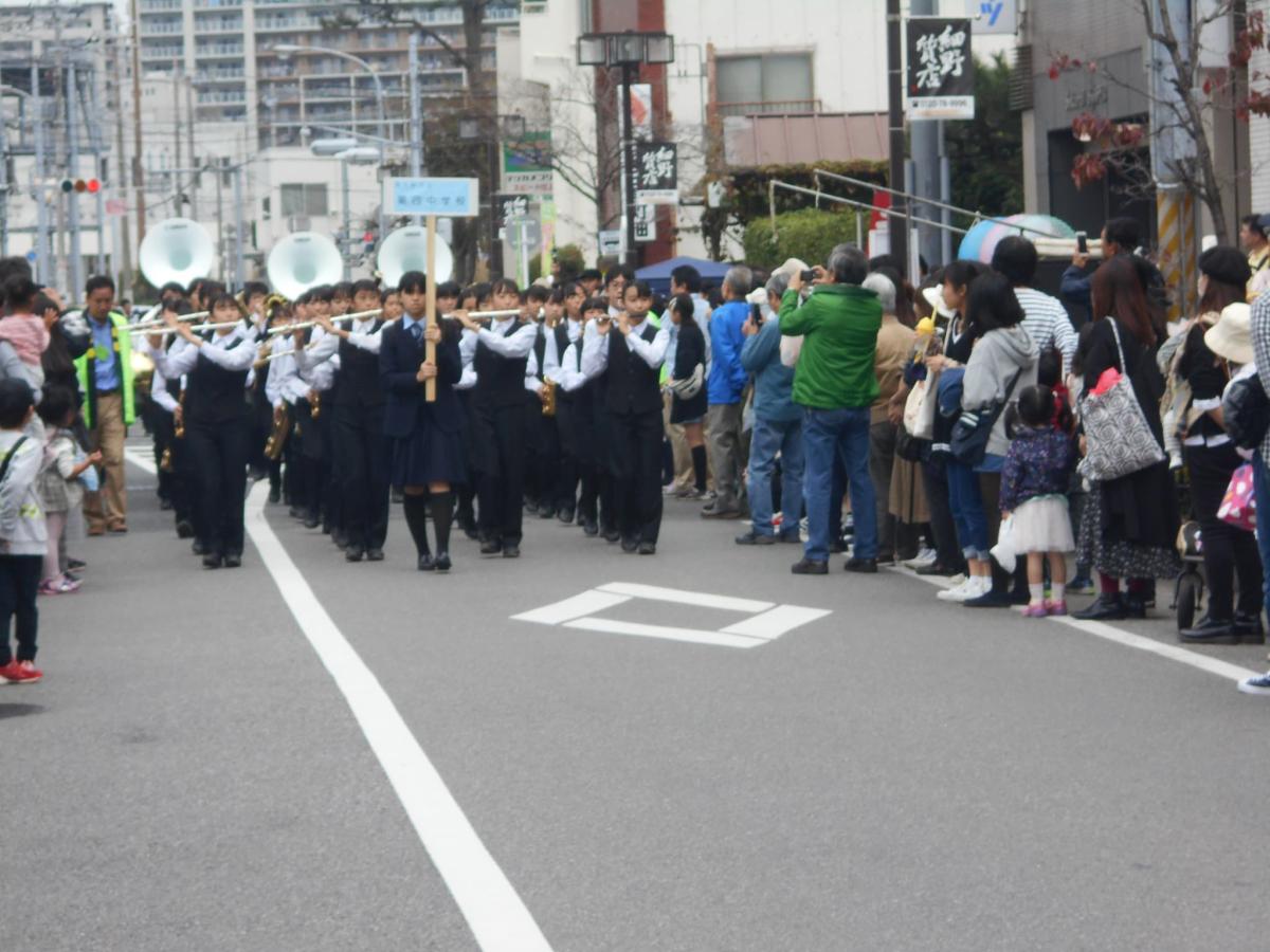 市立第四中学校吹奏楽部によるパレード（撮影＝2022年11月3日）