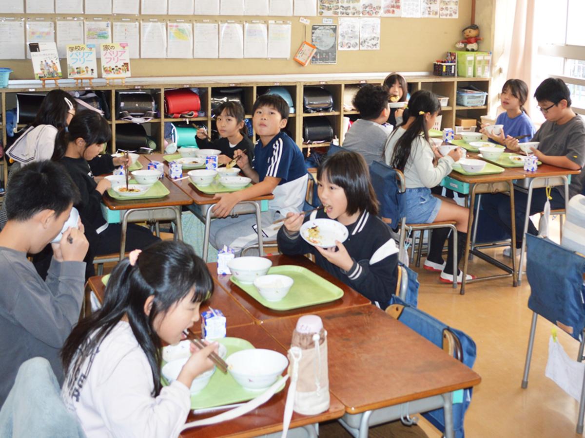 練馬産キャベツを使った給食を食べる児童（写真提供＝練馬区）
