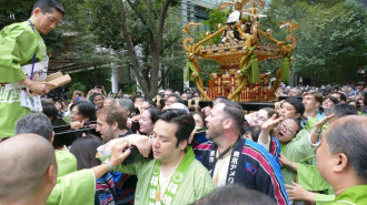 日本橋室町で福徳神社神幸祭　30社450人がみこし担ぐ