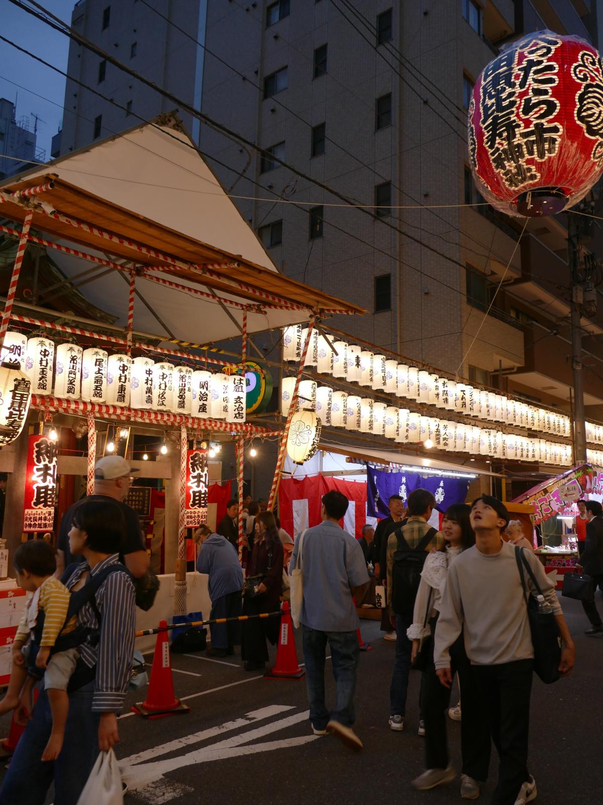 寳田恵比寿神社の前には大きなちょうちんが掲げられ、通りには奉納ちょうちんが連なる