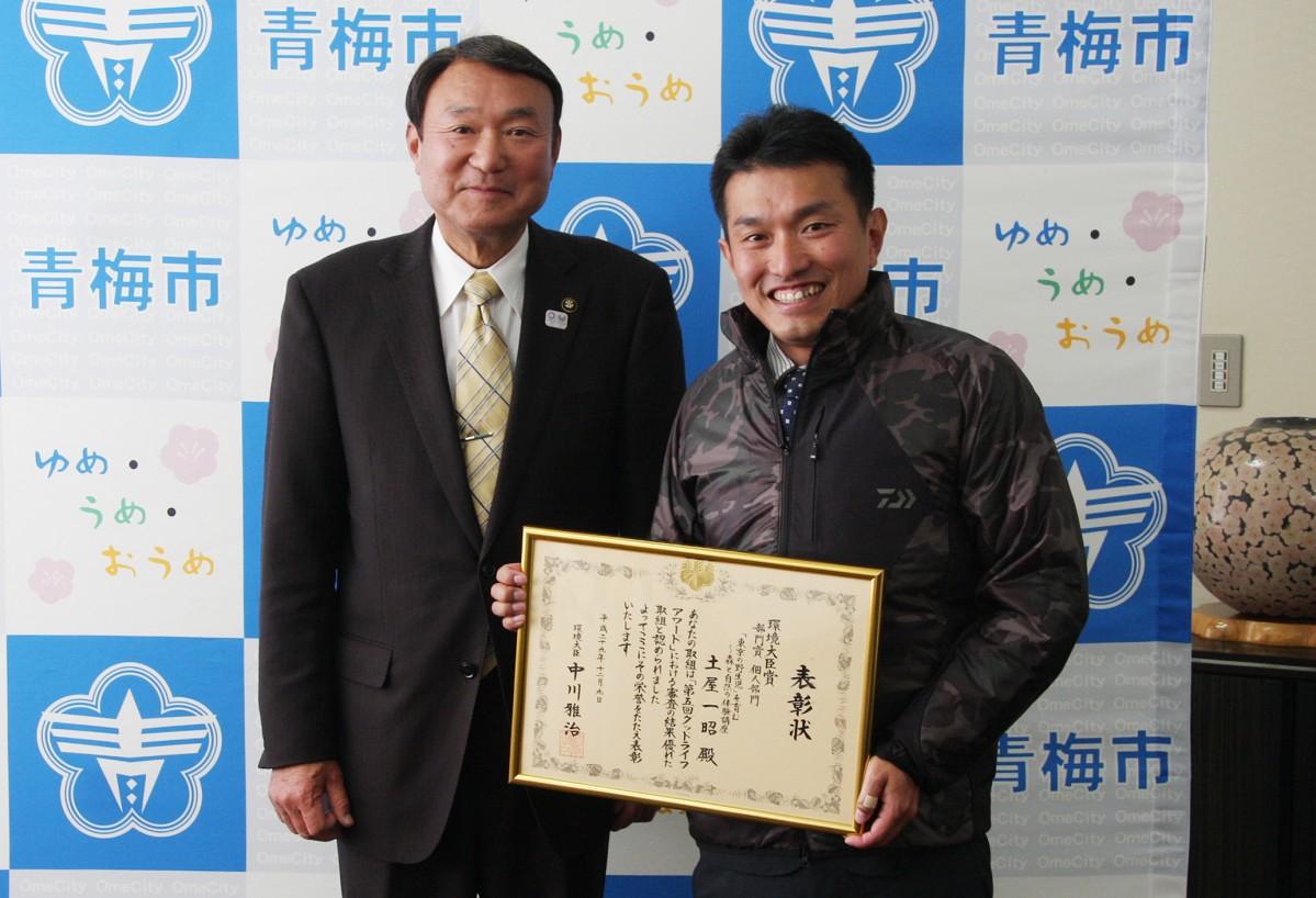 浜中市長に報告した土屋さん(写真右)