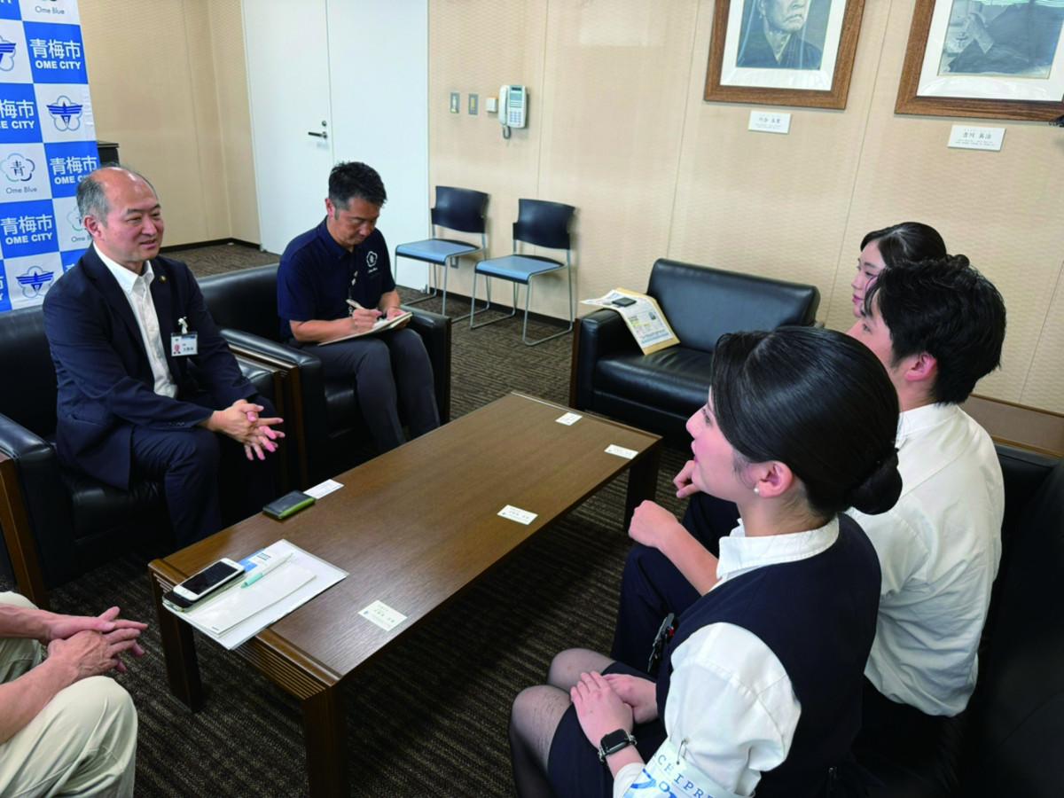 大勢待青梅市長を表敬訪問したチームメンバー