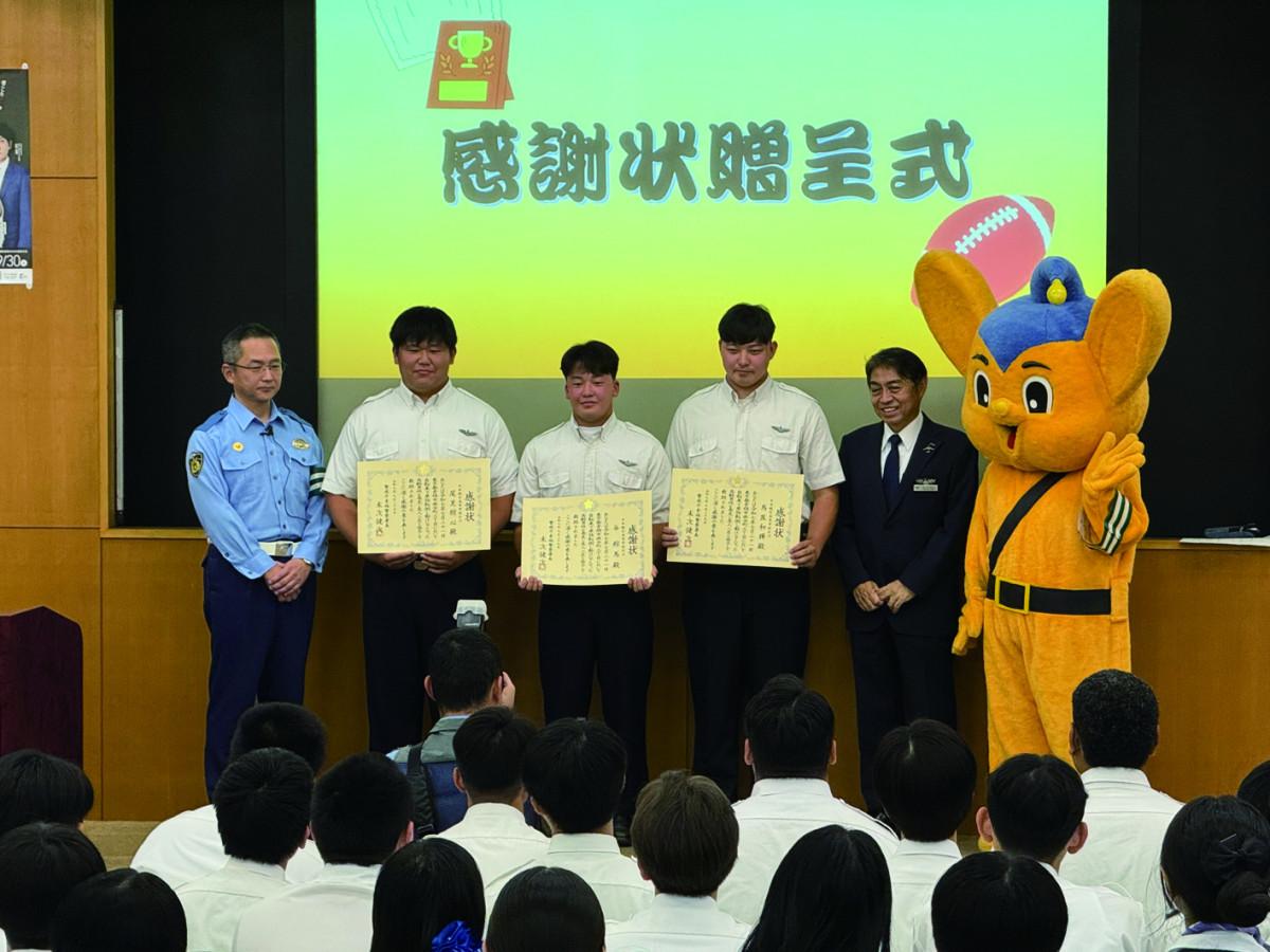 末次署長(左)からお手柄の3人に感謝状が贈られた