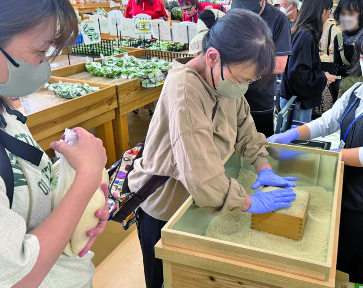 升にぎっしり詰めて、上に盛り重ねる形ですくい取る