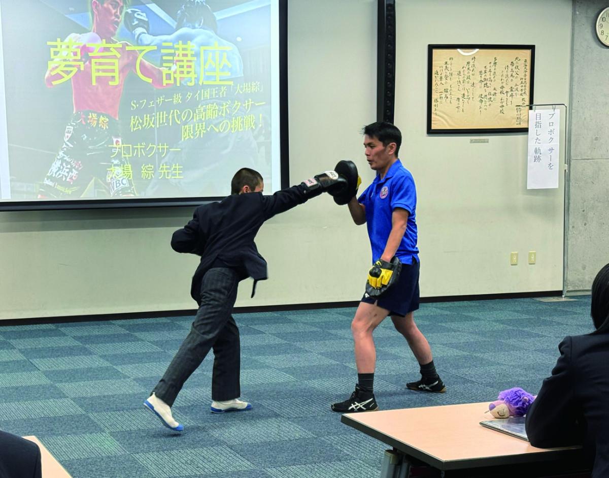 ミット打ちで指導する大場さん