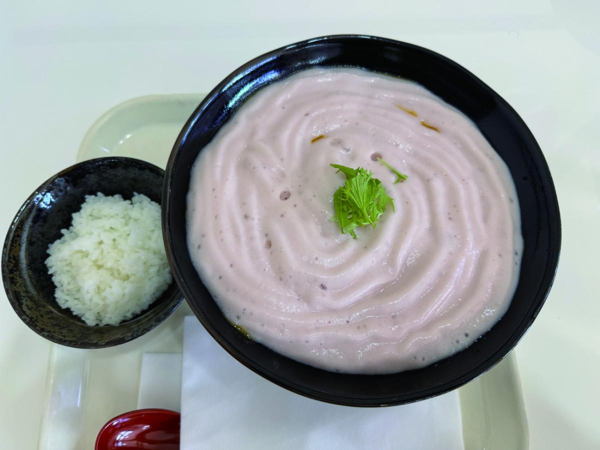 淡いピンク色のムースで包まれたカレーうどん