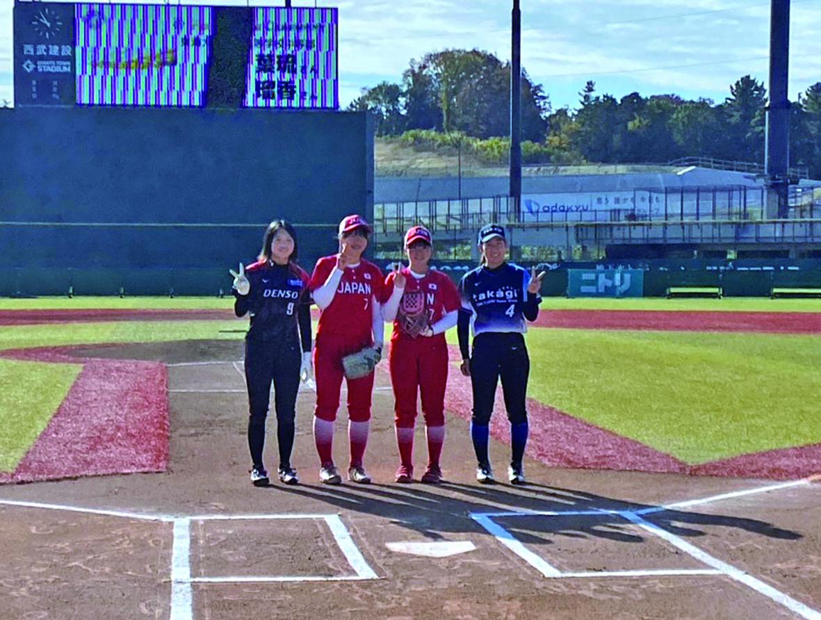 始球式の大役を果たした北村投手（左から2人目）と川合捕手（同3人目）