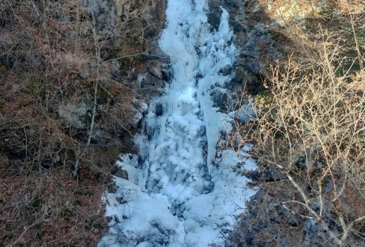 氷に覆われた三頭大滝