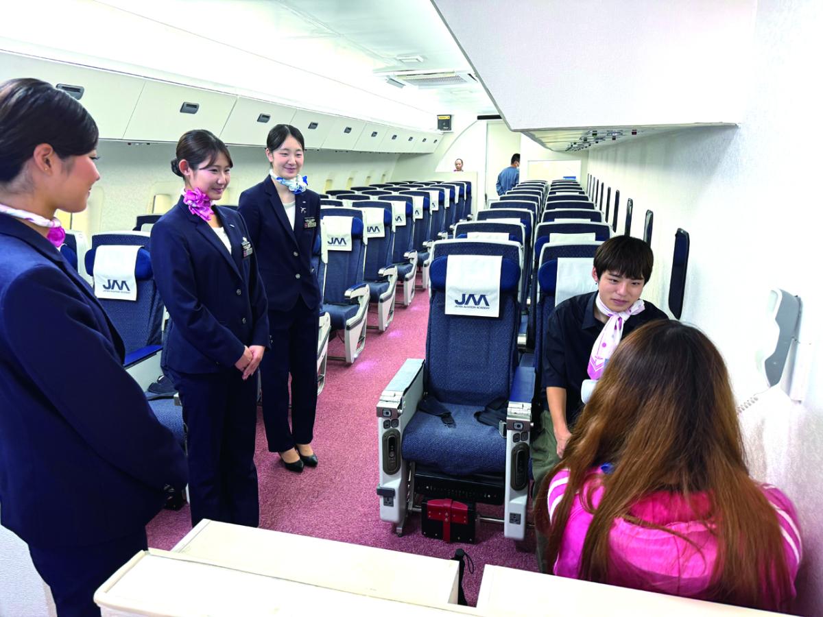 機内アナウンス体験をする来場者