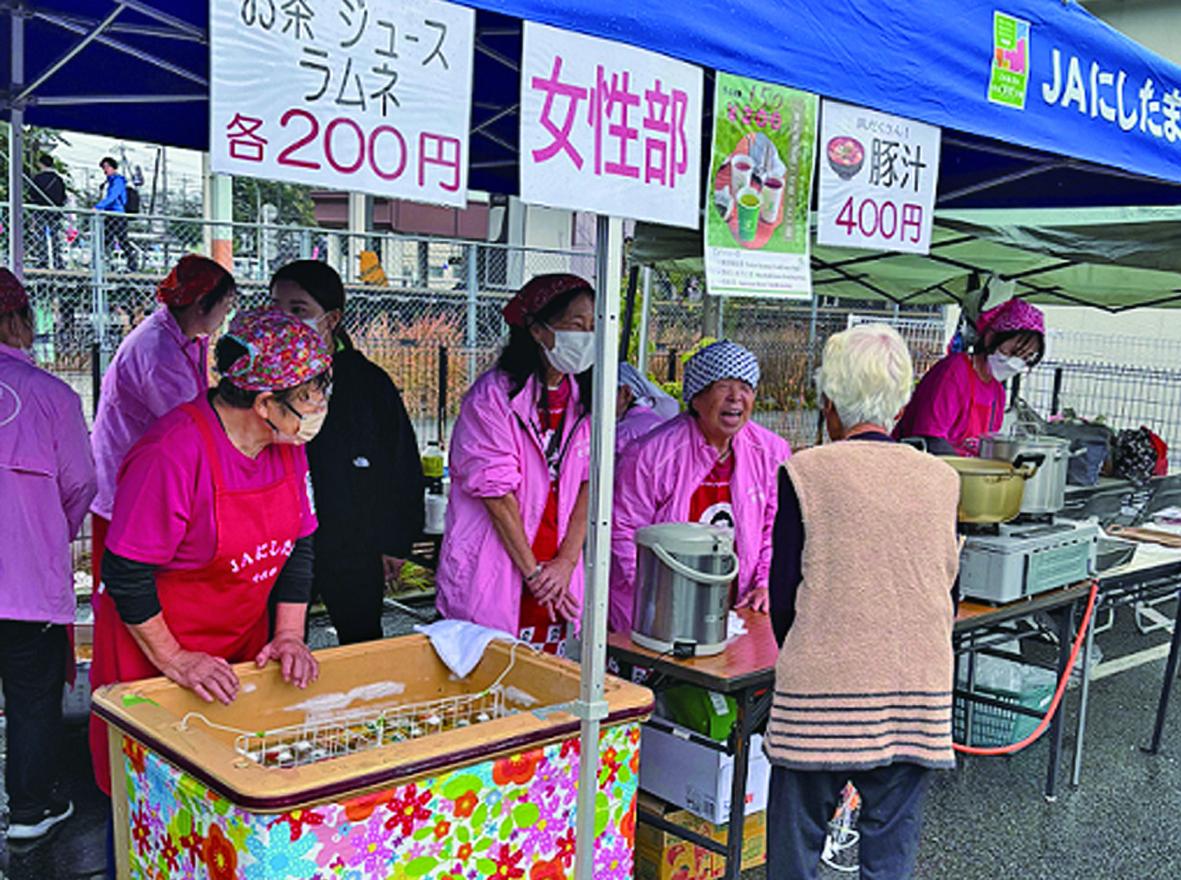 女性部の豚汁を販売