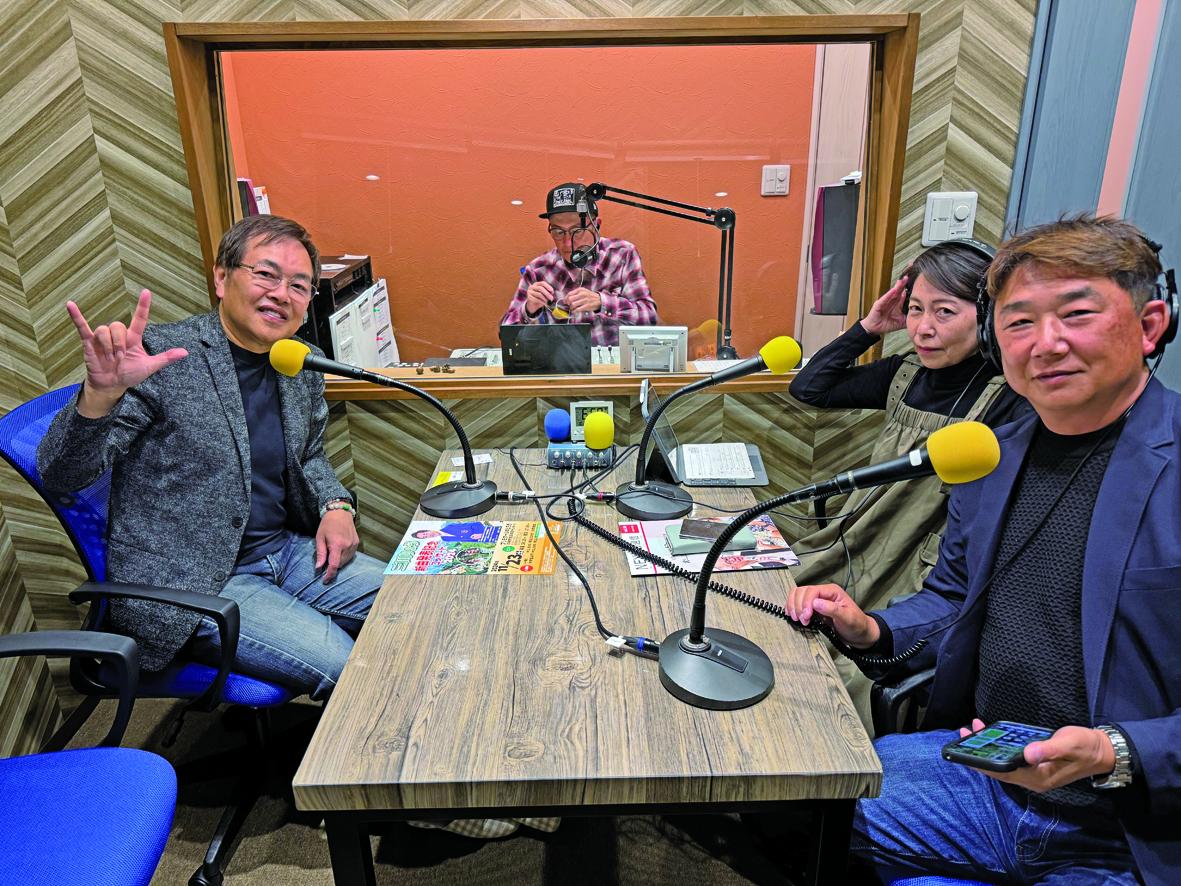 「多摩キャリアクロス」に出演した三田さん（左）、パーソナリティーの小野さん（右）、橋本さん（中）