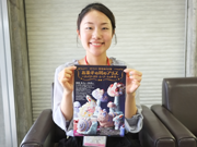 渡辺おさむ展「お菓子の国のアリス」をPRする吉川緑さん