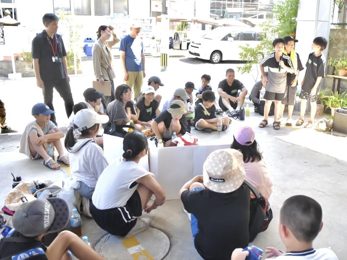 別府の松原温泉で交流を図る宇出津小と南小の子どもたち