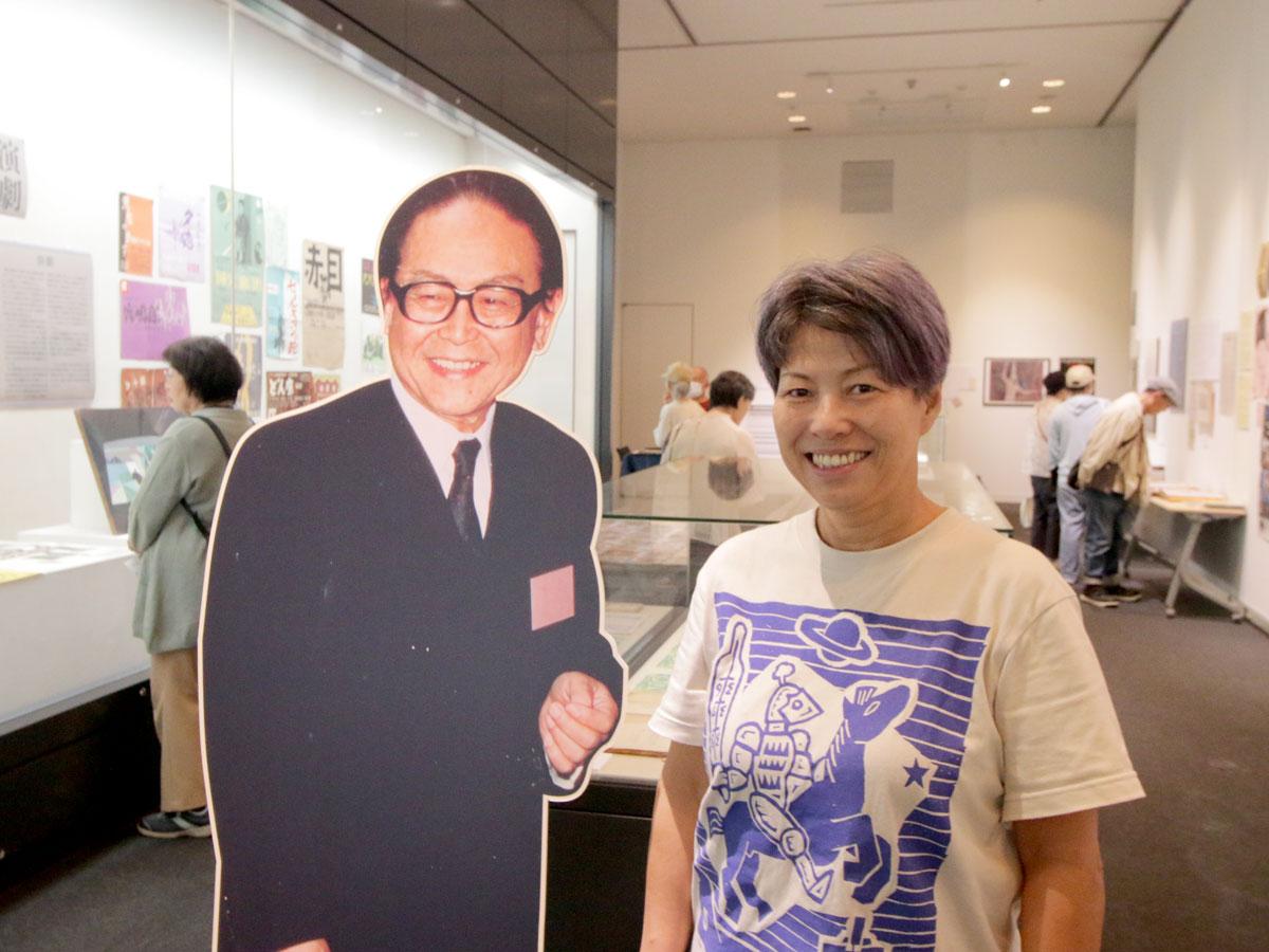 実行委委員長の横田都志子さんとイタさんのパネル