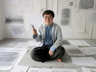 岡山のゲストハウスの空き店舗をアトリエに公開制作 音を絵にする5日間
