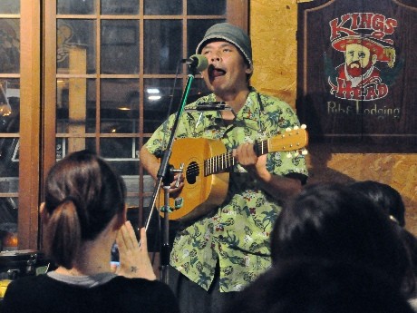 岡崎のバーで元 たま 知久寿焼さんライブ 独特の空気感で観客を魅了 岡崎経済新聞