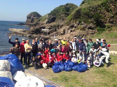 回収した漂着ごみと参加者(西ノ島観光協会提供)