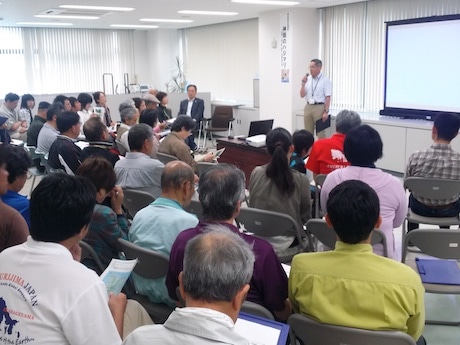 熱心に聞き入る受講者(知夫村役場にて)