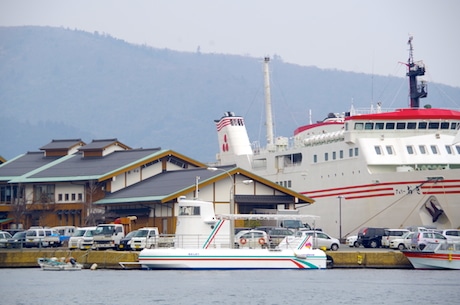 菱浦港(海士町福井)に停泊する観光船「あまんぼう」