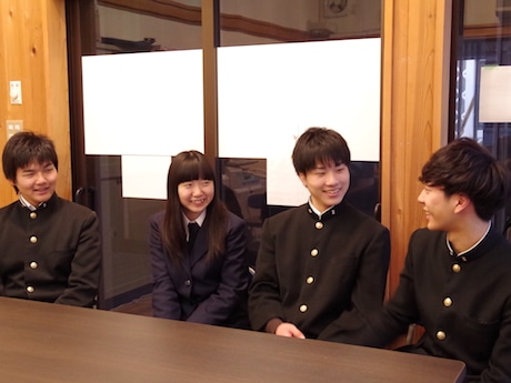 写真左から渡邉海斗さん、山本舞さん、原康平さん、井出風之介さん