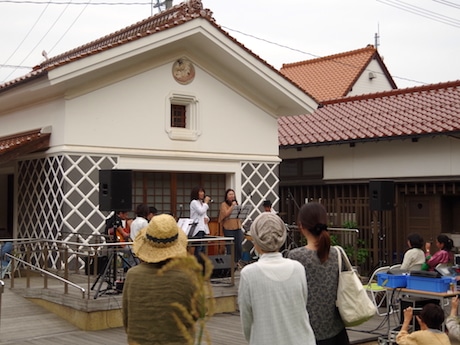 屋外ステージではライブも