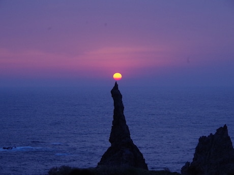 観音岩に落ちる夕日