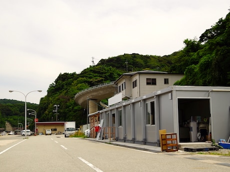 100メートルほど北に引っ越し(右手=仮設上屋、左手=旧上屋)