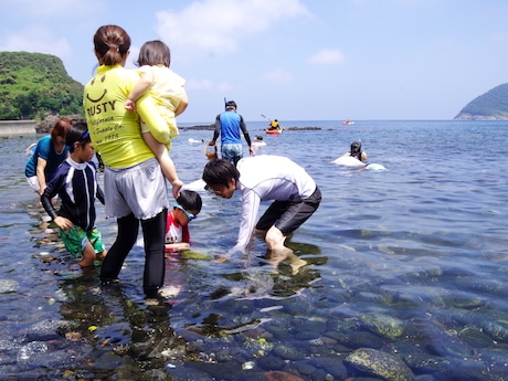 大人も子どもも楽しめる「サザエつかみ取り」