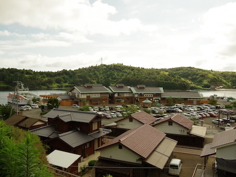 「キンニャモニャ祭」が行われる菱浦港(海士町)
