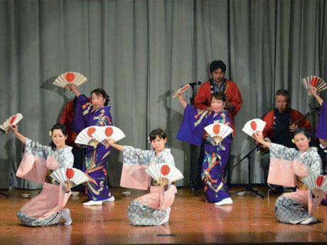 産業文化祭ステージ(2015年)の様子(写真提供=海士町)