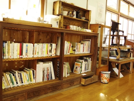 セルフカフェスペースに設けられた図書棚