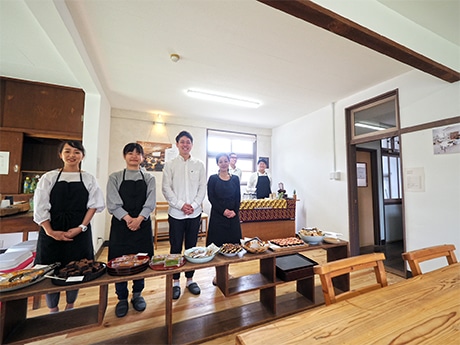 お披露目会を前に。co-ba amaの運営は、主に「あまマーレ」のスタッフ(写真前列右と右から2人目)が担当する