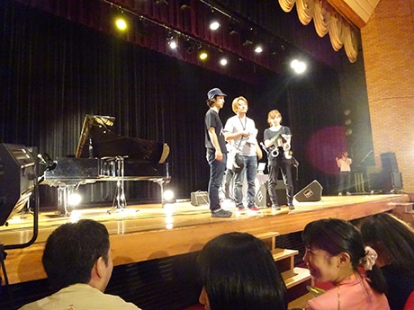 ライブシーンの撮影で監督の田中雄之さんら。隠岐島文化会館(隠岐の島町)で