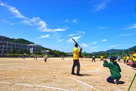 梅雨らしからぬ晴天に恵まれた第49回海士町ソフトボール大会の様子