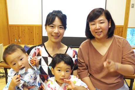 山中さん(写真右)と中川さん(同左)。中川さんの2子も。上映会場の一つ・隠岐開発総合センターで(7月9日)