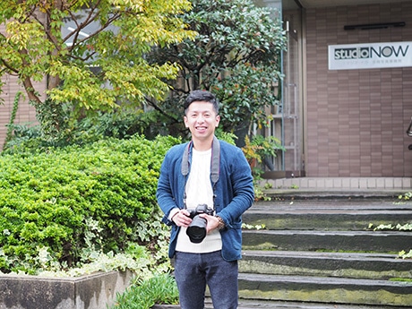 作品が「日本で最も美しい村」フォトコンテストで特選に入った崎野裕さん。勤務する出雲市のフォトスタジオで