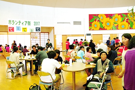 にぎわう会場内の様子