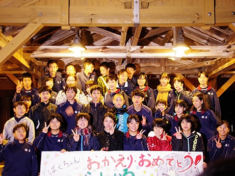 喜びの帰島を出迎えた同級生らと井手上漠さん(写真前列左から4人目)