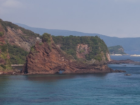 明屋海岸海食崖の独特な景観も隠岐ジオパークの見どころ 隠岐経済新聞
