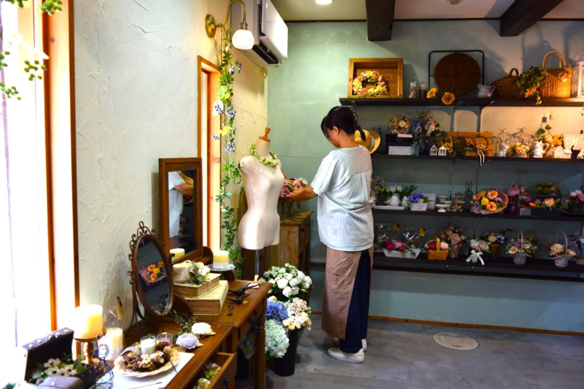 種類豊富なアーティフィシャルフラワーが並ぶ店内
