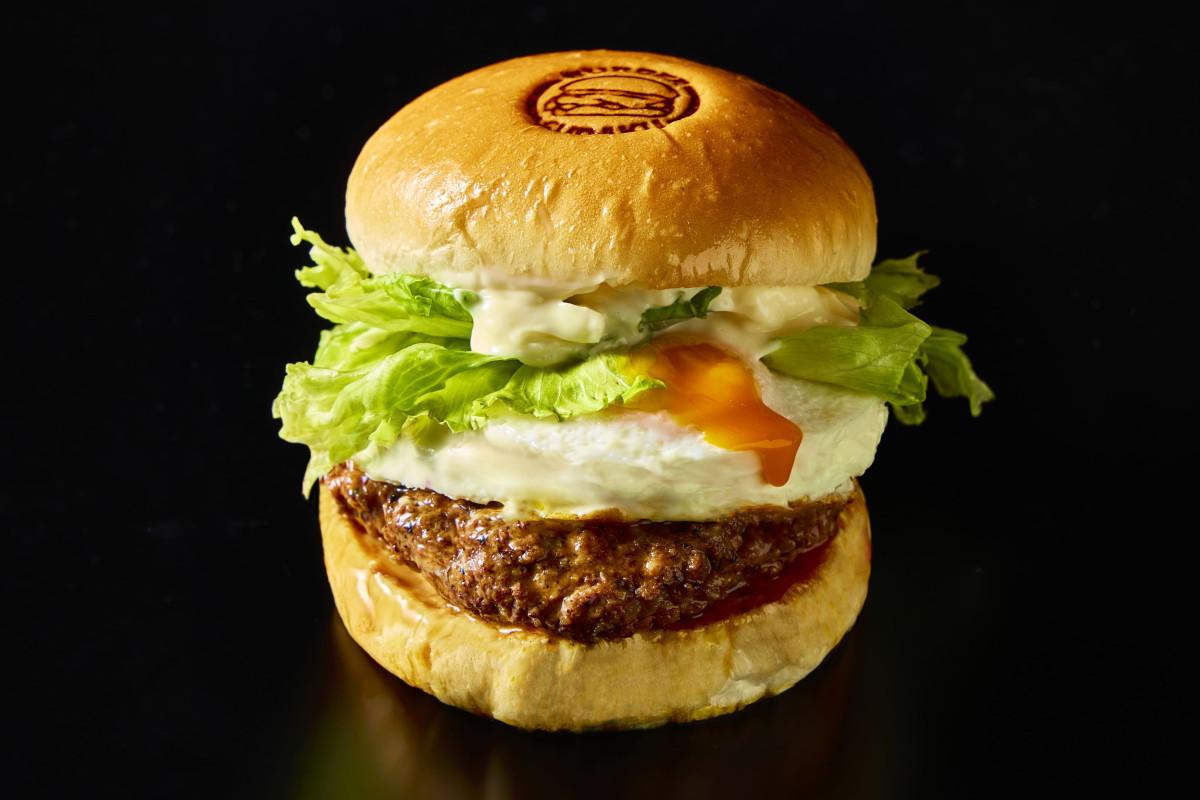 近江牛を使ったテリヤキ月見バーガー(写真提供=近江牛バーガーSUDAKU)