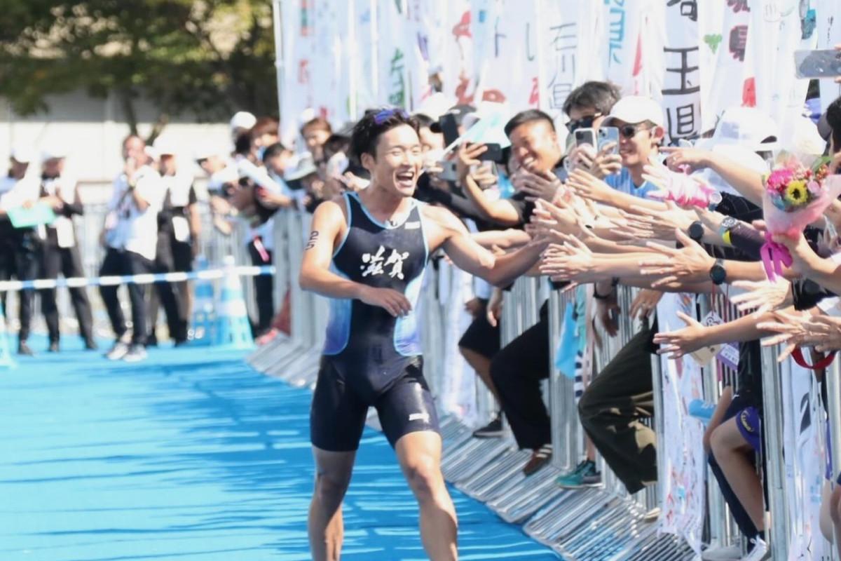 沿道の観客とハイタッチしながらゴールに向かう内田選手（写真提供＝滋賀県競技力向上対策本部）