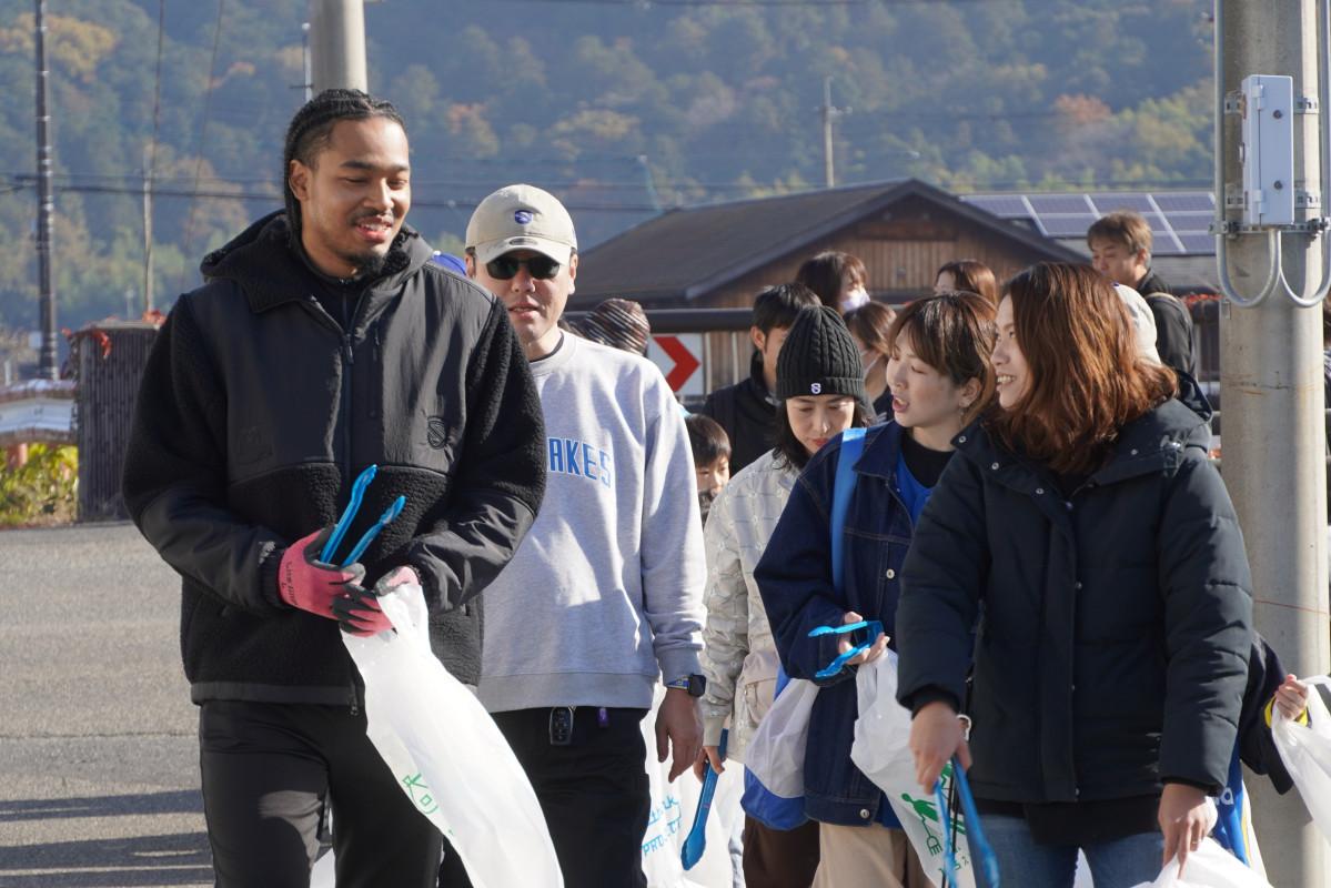 ファンと交流する滋賀レイクスの江原信太朗選手