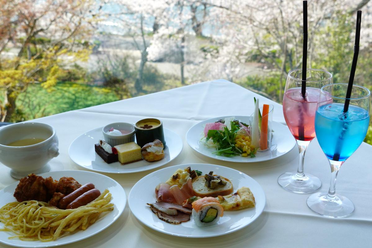 琵琶湖岸の満開の桜を見ながら味わうビュッフェ
