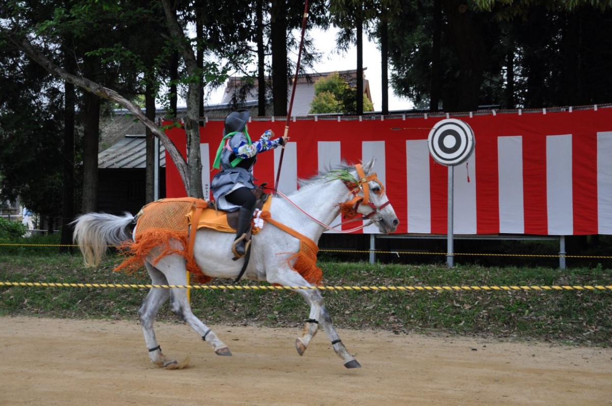 苗村神社で毎年5月5日に行われる流鏑馬節句祭（写真提供＝竜王町観光協会）