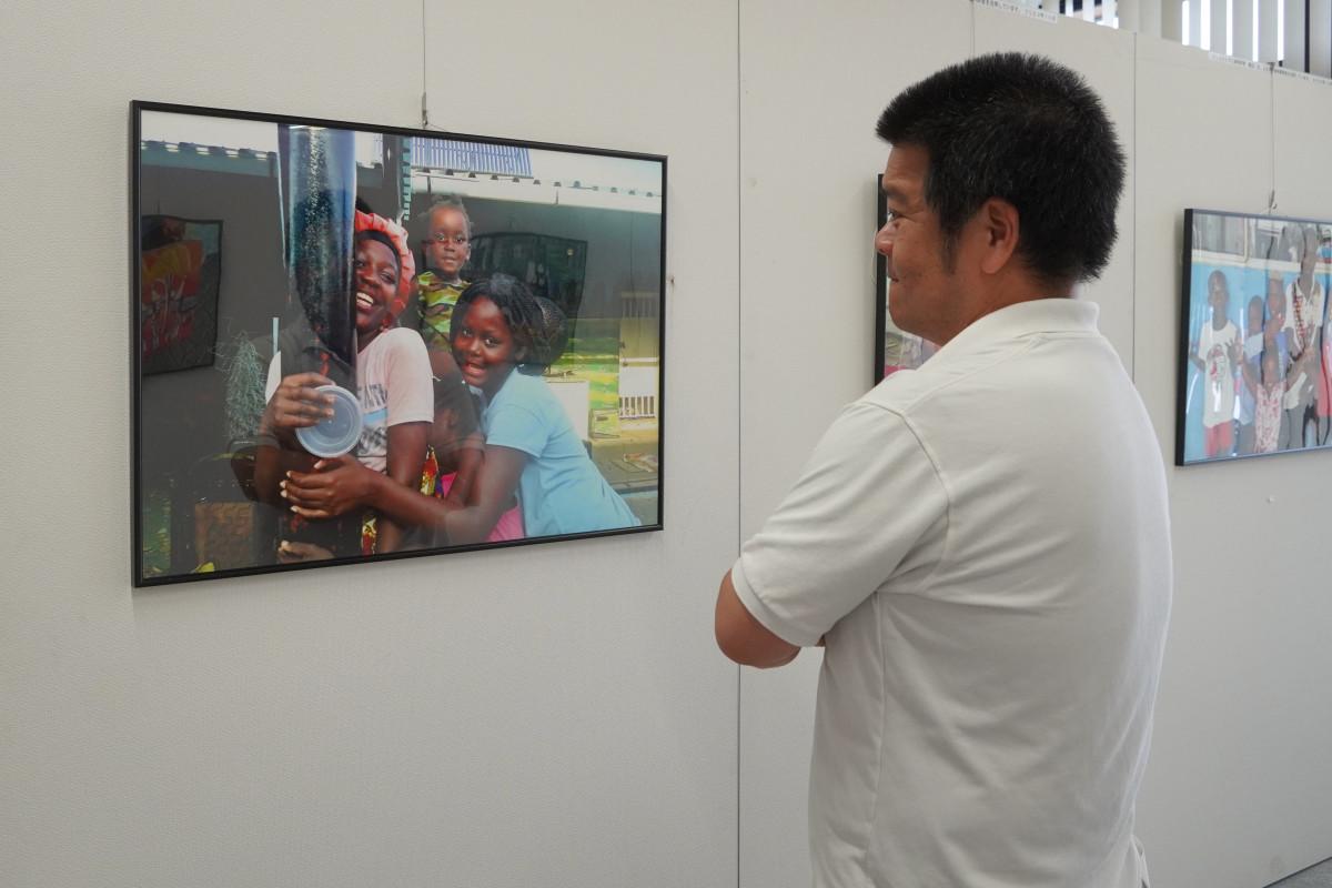 近江八幡市役所で開催中の写真展「Mozambique Snapアアコシダの子どもたちのまなざし」