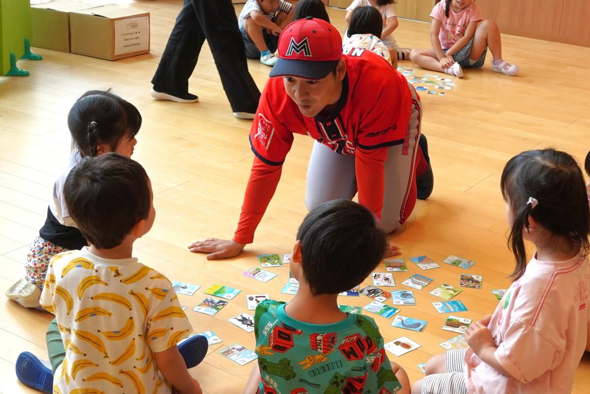 園児とかるたを楽しむムラチグループ硬式野球部の名越さん
