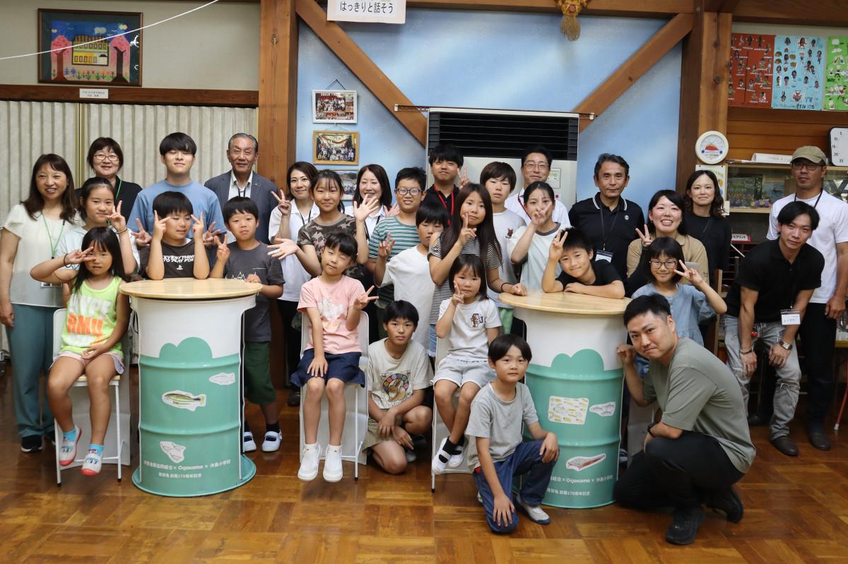 沖島小学校の児童と共にドラム缶チェアを制作した（写真提供＝尾賀亀）